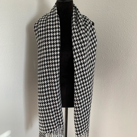 Black and White Houndstooth Scarf - Picture 3 of 5